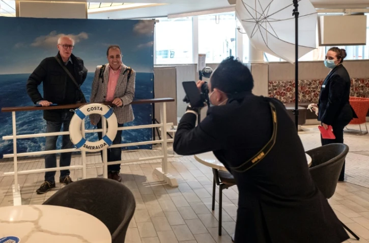 Des passagers posent à bord du Costa Smeralda cruise à Savone, en Italie, le 1er mai 2021