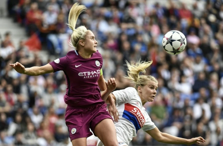 Steph Houghton, la capitaine de Manchester City (ici à gauche opposée à la Lyonnaise Ada Hegerberg le 29 avril 2018 à Lyon), a remporté le toss fin octobre dans un match du championnat féminin d'Angleterre avec une "pierre", qui a battu le "ciseau" de son homologue