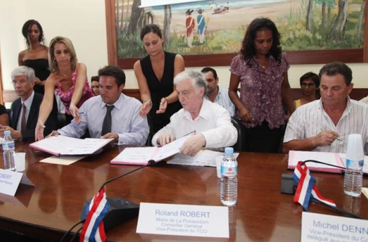 Mardi 20 mars 2012 - Signature de convention entre la Région et la commune de la Possession (photo D.R)