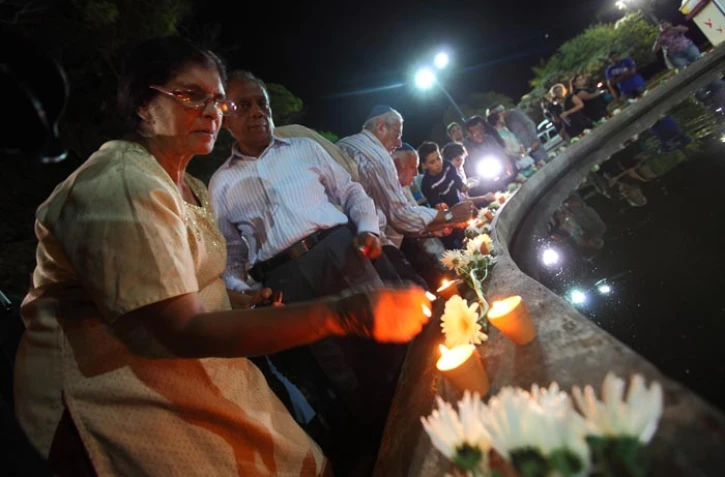 Mercredi 21 Mars 2012

Recueillement au Barachois photo Philippe Boyer pour imaz press