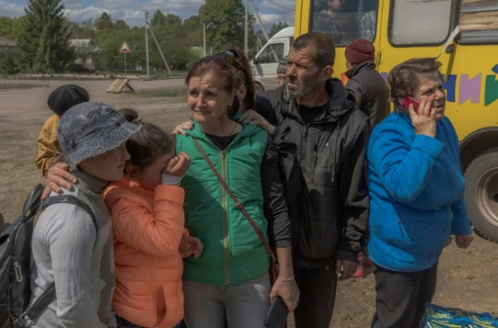 Des personnes évacuées de Vovtchansk attendent à un point d'enregistrement à Kharkiv, le 12 mai 2024 en Ukraine