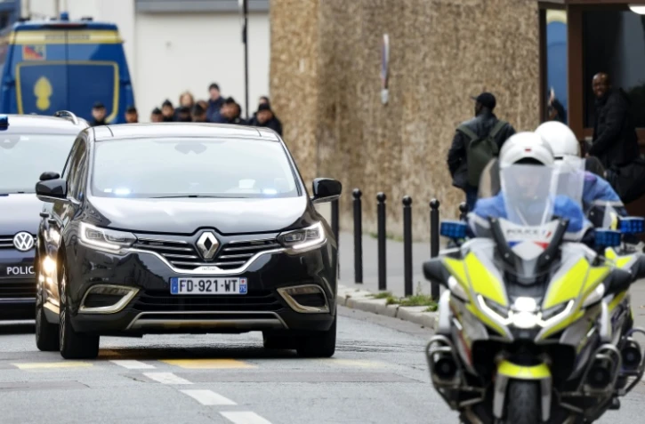 La voiture de l'ancien président Nicolas Sarkozy quitte la prison de la Santé à Paris le 10 novembre 2025