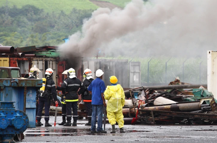 Jeudi 29 mars 2012 - Incendie sur la plateforme de Bois Rouge, Saint-André (Photo image-reunion.re)