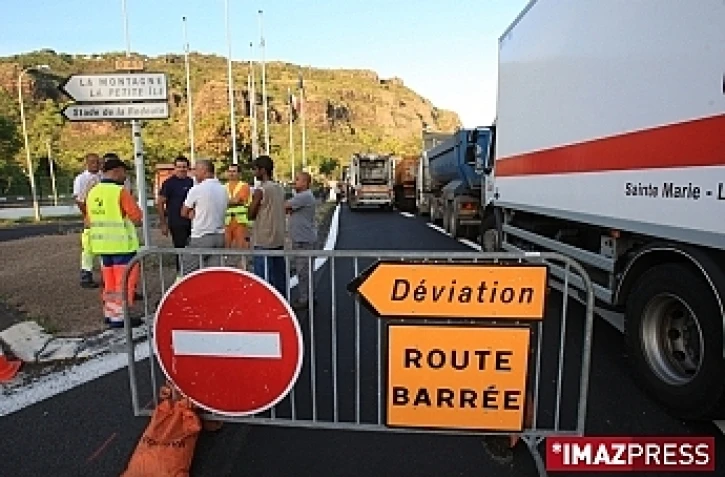 La route du littoral est totalement fermée à la circulation en raison d'un éboulis dans les voies réduites (Photo archives)