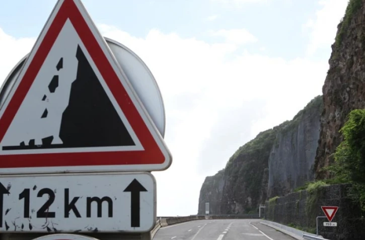 Vendredi 30 mars 2012 - La route du littoral est totalement fermée à la circulation en raison d'un éboulis dans les voies réduites