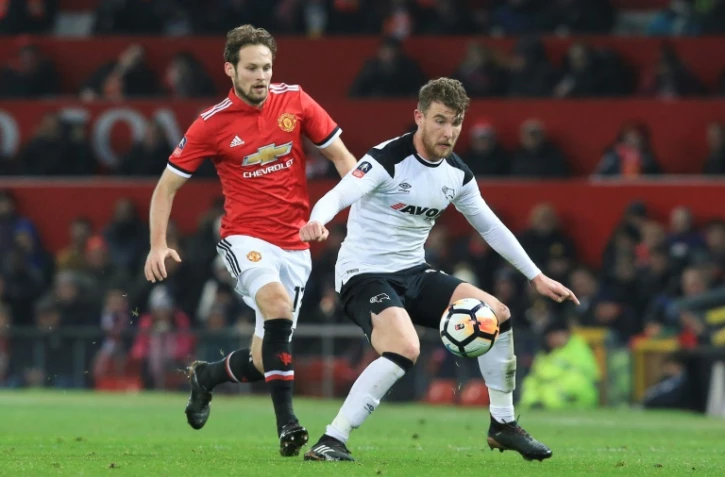 Le néerlandais Daley Blind, en rouge sous le maillot de Manchester United, lors d'un match de FA Cup contre le club de Derby County, le 5 janvier 2018 au stade d'Old Trafford