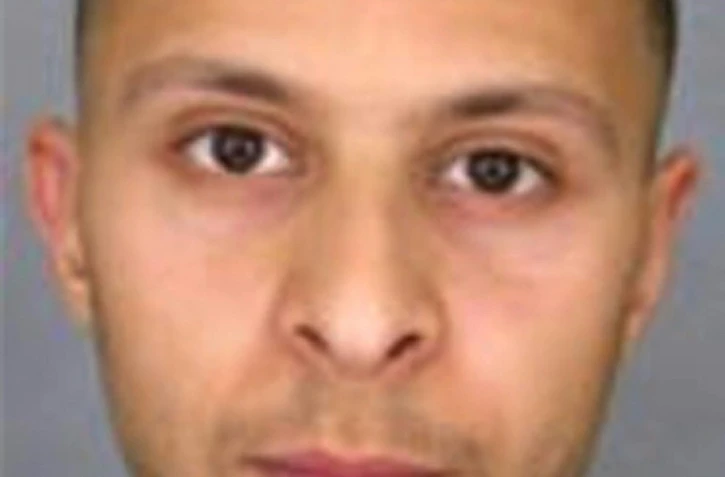 Portrait fourni le 15 novembre 2015 dans le cadre d'un appel à témoins lancé par la police française montrant Salah Abdeslam, seul membre encore en vie des commandos jihadistes du 13 novembre 2015