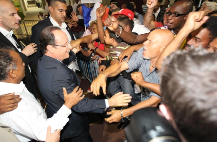 Samedi 31 mars 2012 - Présidentielle - Bain de foule pour François Hollande au parc des expositions de Saint-Denis