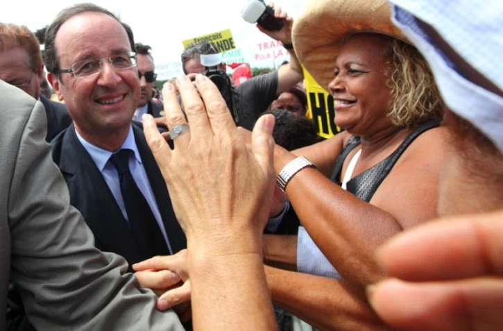 Dimanche 1er avril 2012 - François Hollande, candidat du PS pour la présidentielle, visite la ferme photovoltaïque du Gol à Saint-Louis (Photo www.image-reunion.re)