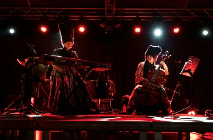 Le groupe ukrainien DakhaBrakha sur scène au Cabaret Sauvage à Paris, le 22 janvier 2025