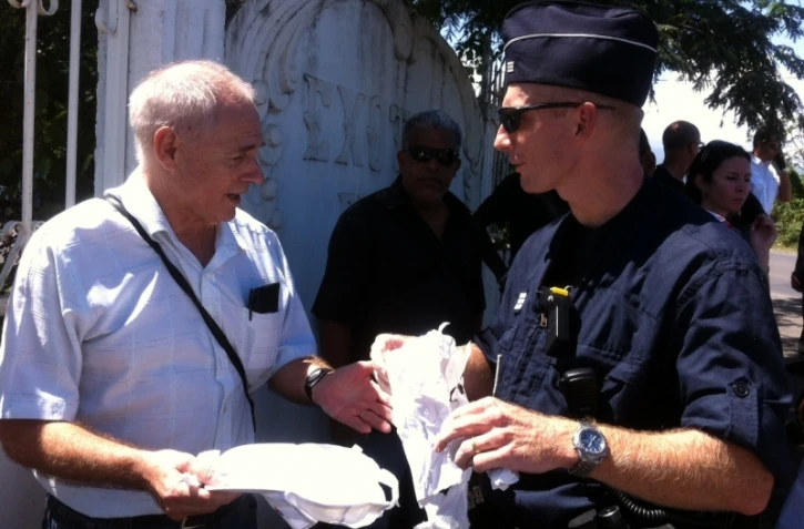 Le professeur d'histoire géographie Jacques Delpech a été empéché, le 4 avril 2012, de brandir sa pancarte à l'occasion du passage du convoi de Nicolas Sarkozy vers le Domaines des Pierres.