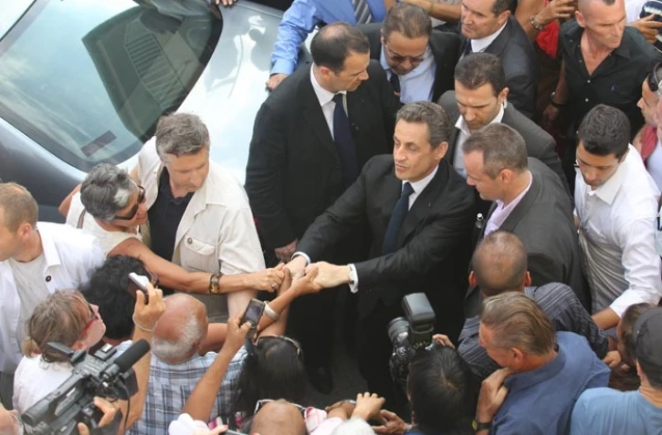 Bain de foule de Nicolas Sarkozy à Saint-Pierre le 4 avril 2012