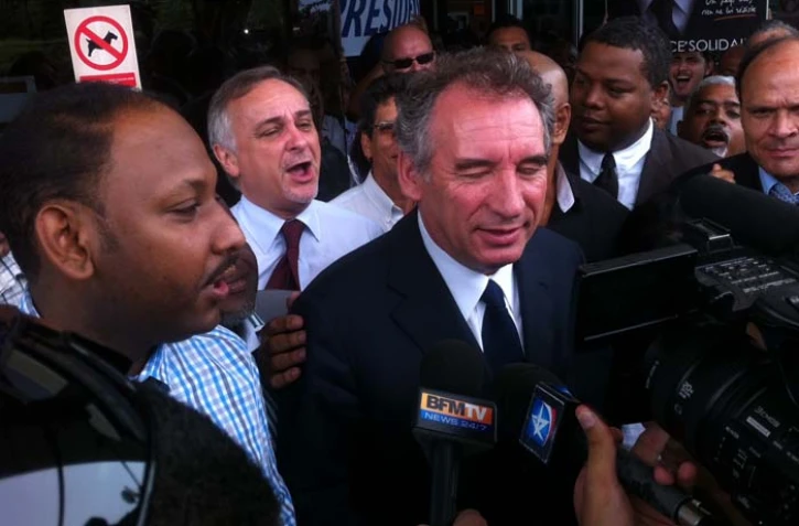 Dimanche 8 avril 2012 - Arrivée de François Bayrou à l'aéroport de Gillot