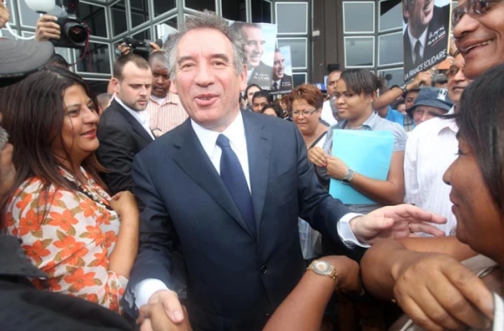 Dimanche 8 avril 2012 - Arrivée de François Bayrou à l'aéroport de Gillot