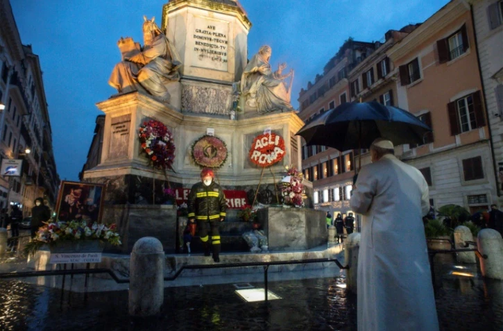 Le pape François en prière au pied de la colonne de l'Immaculée conception à Rome le 8 janvier 2020