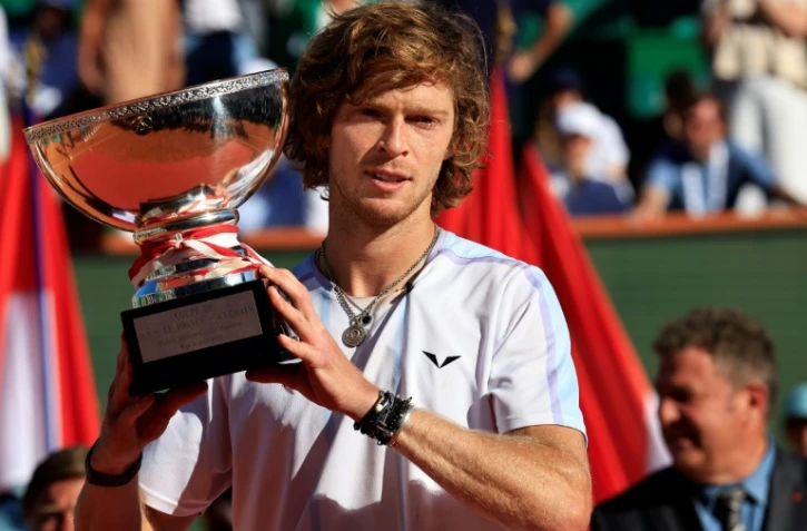 Le Russe Andrey Rublev avec la coupe du vainqueur du Masters 1000 de Monte-Carlo le 16 avril 2023 à Monte-Carlo