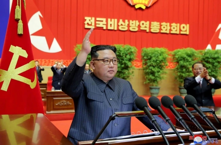 Le dirigeant nord-coréen Kim Jong Un prend la parole pendant une réunion consacrée à la lutte contre l'épidémie, le 10 août 2022 à Pyongyang