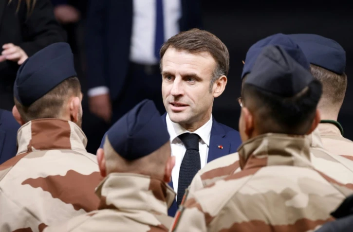 Le président de la République Emmanuel Macron rencontre des soldats français en amont d'un dîner de Noël, le 21 décembre 2023 à Safawi en Jordanie