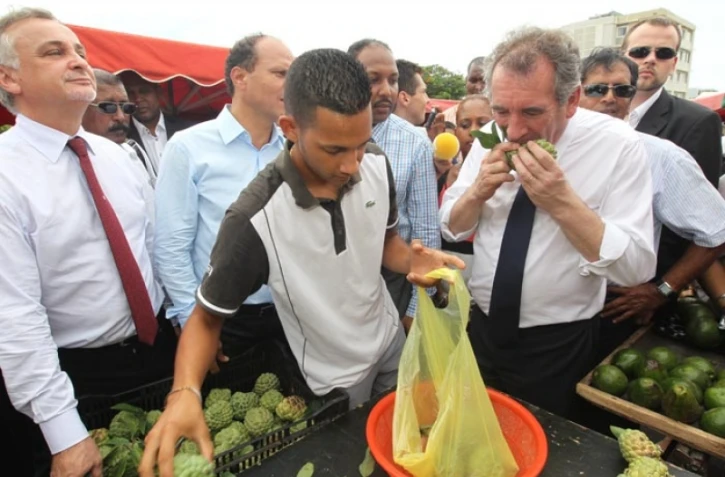 Dimanche 8 avril 2012 - François Bayrou au marché du Chaudron