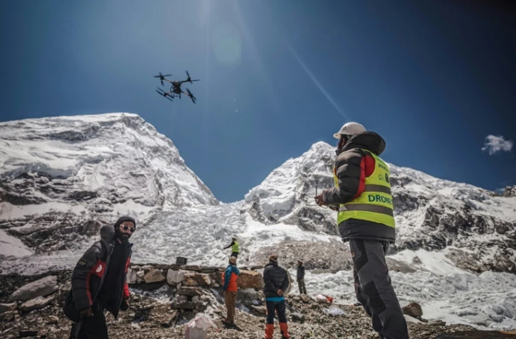 Photo, prise le 11 mai 2025 et diffusée par Airlift Technology, montrant l'utilisation d'un drone gros porteur pour nettoyer les détritus au camp de base de l'Everest, au Népal