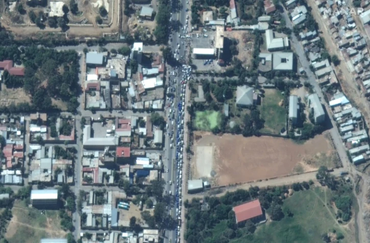 Image satellite prise par Maxar Technologies le 23 novembre 2020 de véhicules faisant la queue pour faire le plein d'essence, à Mekele, en Ethiopie