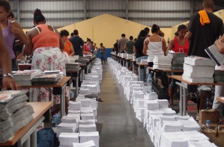 Mercredi 11 avril 2012 - Opération de mise sous pli à la salle polyvalente de Duparc à Sainte-Marie (Photo Émilie Sorres)