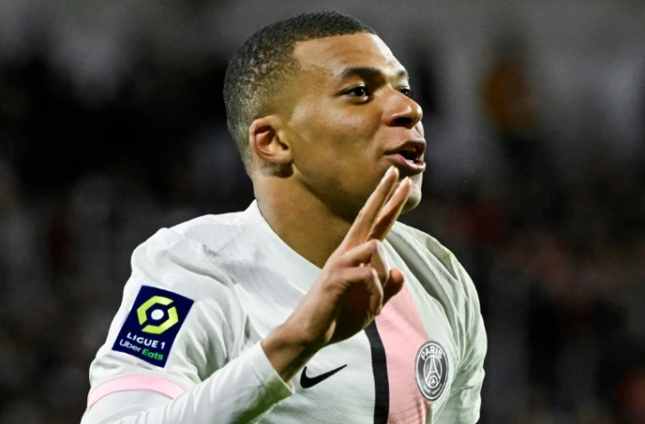 La joie de l'attaquant du Paris Saint-Germain Kylian Mbappé, après son triplé contre Clermont, lors de la 31e journée de Ligue 1, le 9 avril 2022 au Stade Gabriel-Montpied