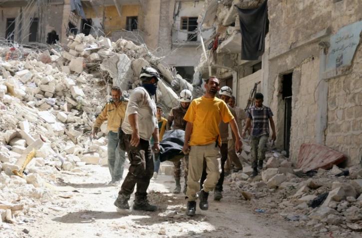 Destructions après une frappe aérienne de l'armée syrienne à Alep, le 17 mai 2016