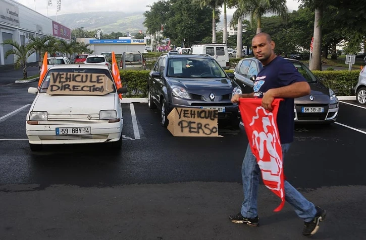 Vendredi 20 avril 2012 - Grève à la concession Automobiles Réunion (Renault) du Chaudron (Saint-Denis)