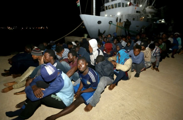 Des migrants attendent sur une base navale à Tripoli, en Libye, après avoir été secourus en Méditerranée, le 24 juin 2018