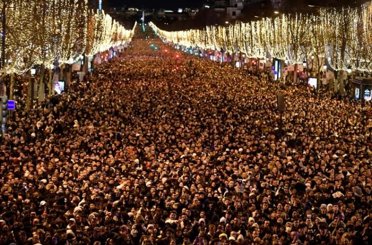 La foule sur les Champs-Elysées, le 31 décembre 2022