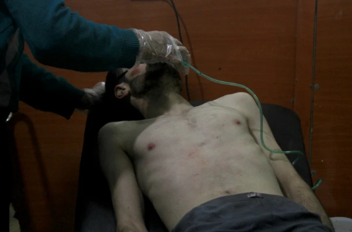 Un homme pris en charge dans un hôpital de fortune après une attaque aux armes chimique par les troupes de Bachar al-Assad, à Derayya, dans le sud-ouest de Damas le 13 janvier 2014