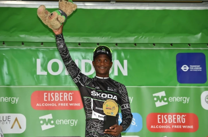Le coureur Sud-africain Nic Dlamini le 9 septembre 2018 sur le podium après la dernière étape du Tour de Grand Bretagne à Londres (ARCHIVES)