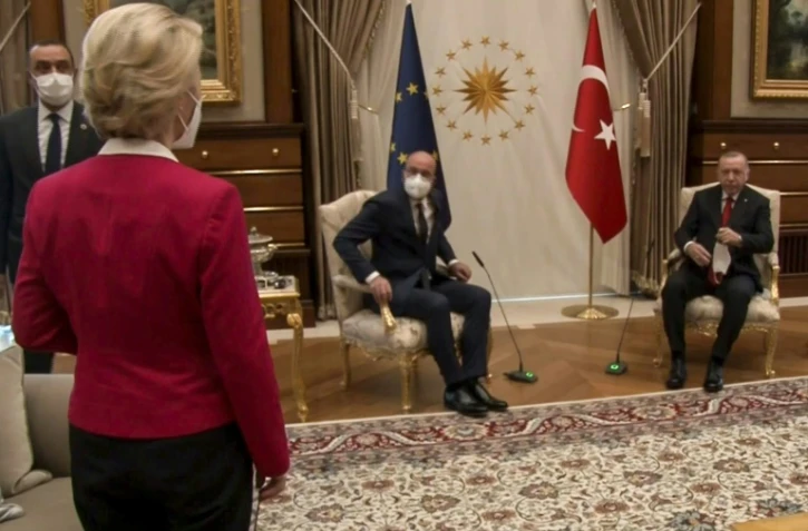 Le président turc Recep Tayyip Erdogan (c) reçoit la présidente de la Commission européenne Ursula von der Leyen (d) et le président du Conseil européen Charles Michel, le 6 avril 2021 à Ankara