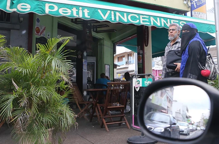 Femme voilée dans les rues de Saint-Denis
