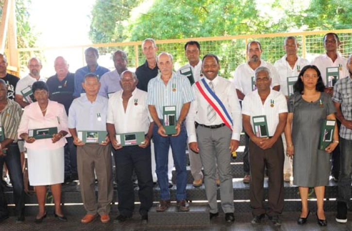 Mardi 1er mai 2012 - Remise de médaille du travail à Saint-Leu (photo D.R)