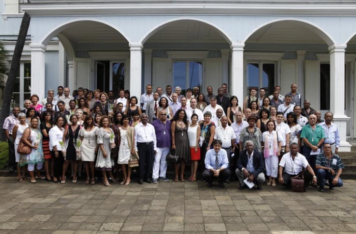 Nassimah Dindar et les élus du conseil général entourés de l'ensemble des récipiendaires des secteurs Est et Nord (Photo Alexandre Riviere - Service Com du Conseil Général)