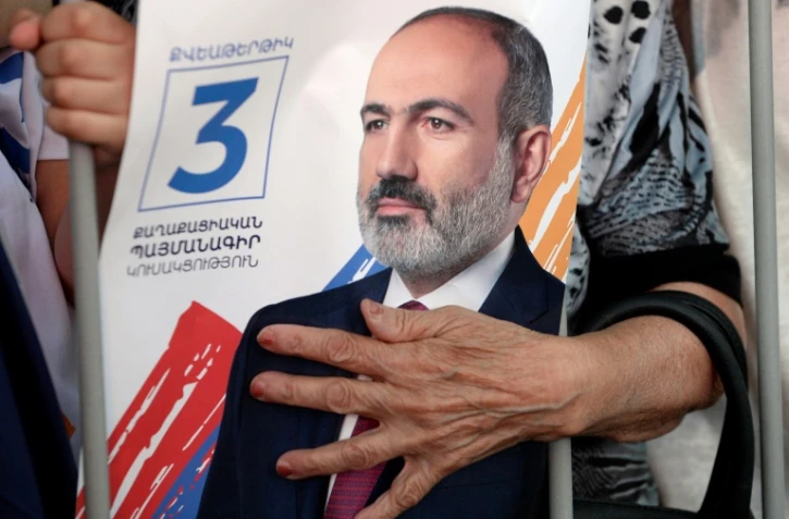 Un document électoral à l'effigie du Premier ministre arménien Nikol Pachinian, à Erevan, le 17 juin 2021