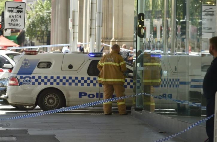 Des équipes de secours dans une rue de Melbourne après qu'une voiture a fauché des piétons, le 20 janvier 2017 en Australie