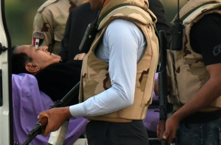 L'ancien président égyptien Hosni Moubarak, le 2 mars 2017, lors de son transport vers l'hôpital militaire du Caire après une audition au tribunal