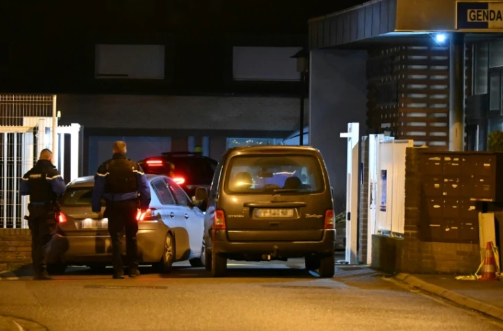 Des gendarmes devant la gendarmerie de Ghyvelde, où un homme s'est présenté en s'accusant de cinq meurtres commis dans l'après-mid, le 14 décembre 2024 dans le Nord