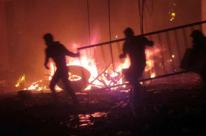 Des manifestants mettent le feu à une permanence électorale à Sucre, le 21 octobre 2019