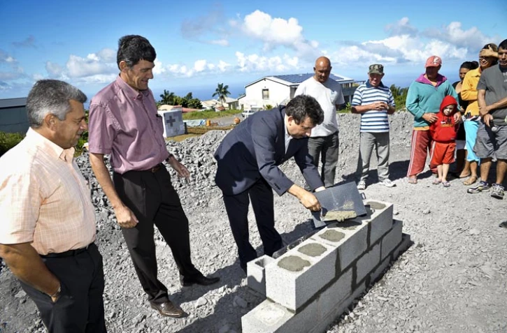 Jeudi 10 mai 2012 - Pose de la première pierre de l'opération Antonin à Saint-Joseph (Photo D.R)