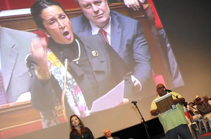 Dimanche 13 mai 2012 - Meeting d'Huguette Bello au Ciné Cambaie, Saint-Paul. Photo (www.image-reunion.re/)