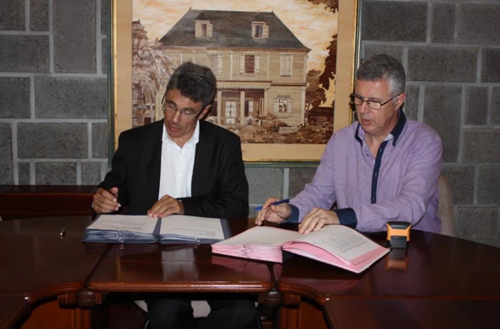 Lundi 14 mai 2012 - Signature de convention entre l'AFD et la SIDR (Photo D.R)