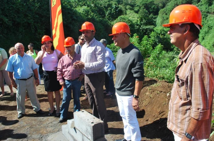Mardi 15 mai 2012 - Pose de la première pierre du plateau sportif de la Chaloupe Saint-Leu