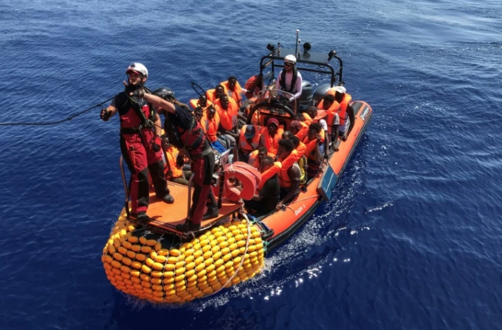 Un "rhib", un canot gonflable du navire "Ocean Viking" des ONG SOS Méditerranée et Médecins sans Frontières (MSF), transporte des migrants récupérés sur un canot de fortune en mer Méditerranée le 12 août 2019.