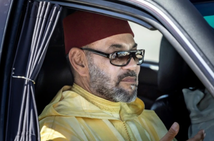 Le roi du Maroc Mohammed VI dans un convoi après une cérémonie marquant le 24e anniversaire de son intronisation, le 31 juillet 2023