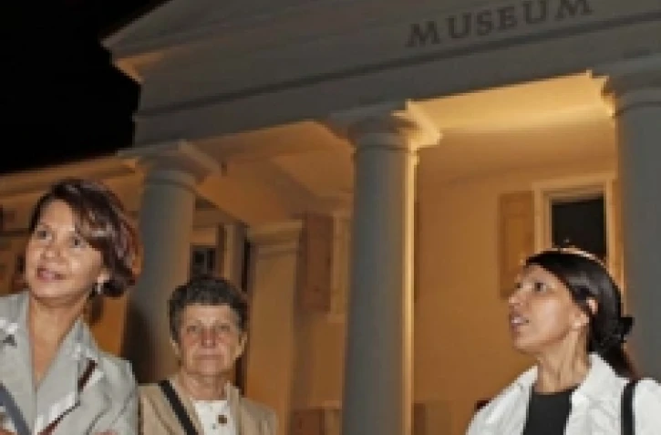 Samedi 19 mai 2012 - Catherine Chane Kune directrice de la culture, Sonia
Ribes conservatrice du Muséum et Nassimah Dindar (photo Bruno Bamba - Service communication)