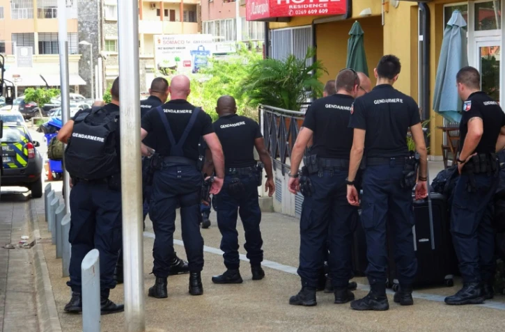Un groupe de gendarmes, le 13 avril 2016 dans le quartier de Mamoudzou à Mayotte
